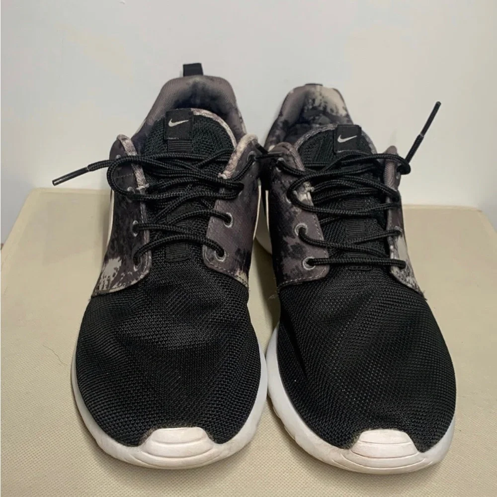 Nike Roshe Run: Women’s 9